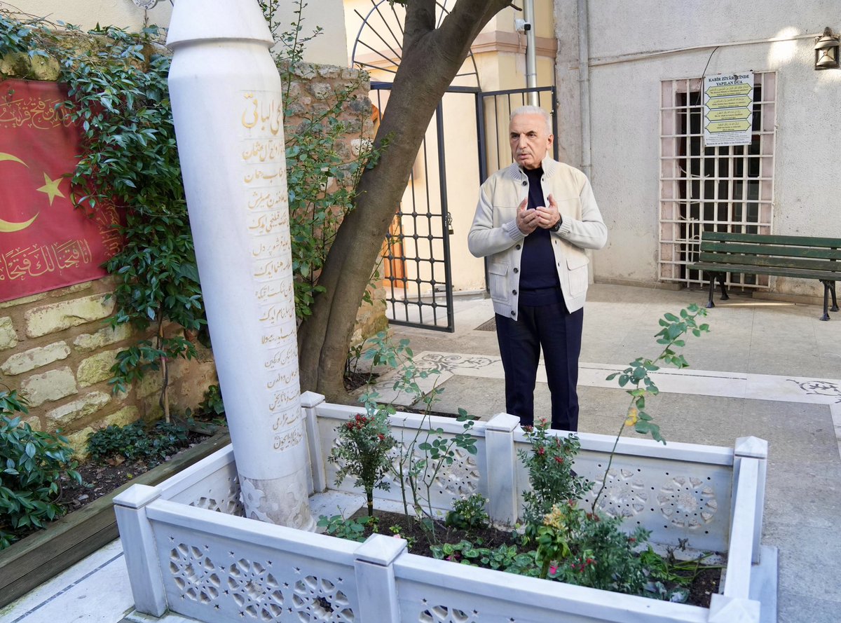 Ülkemizin önemli tarihçilerinden Üstat Kadir Mısıroğlu’nu, Üsküdar Nasuhi Mehmet Efendi Camii’ndeki kabrinde ziyaret ettik. 

Merhum hocamıza Allah’tan rahmet diliyorum.