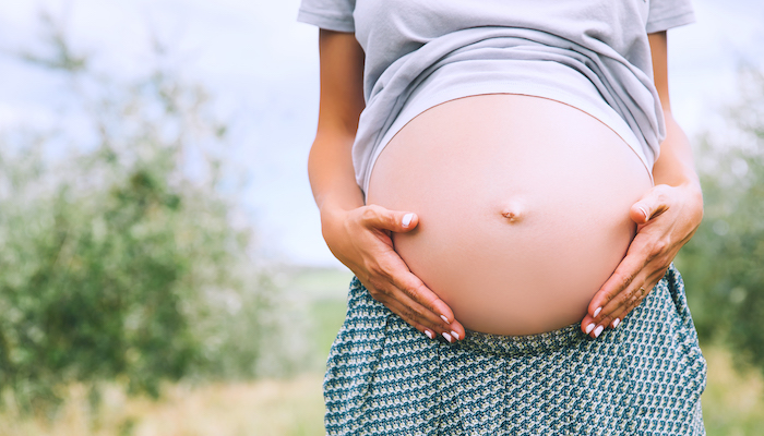 dr_guessous's tweet image. De nombreux mythes sur la grossesse, comme "manger pour 2" ou "césarienne à vie" sont faux. 🍴 Seules ~250 calories de + sont nécessaires, et un accouchement par voie basse après césarienne est possible ! Consultez un pro pour des conseils adaptés. 💁‍♀️ #MythesDeGrossesse #Vérités