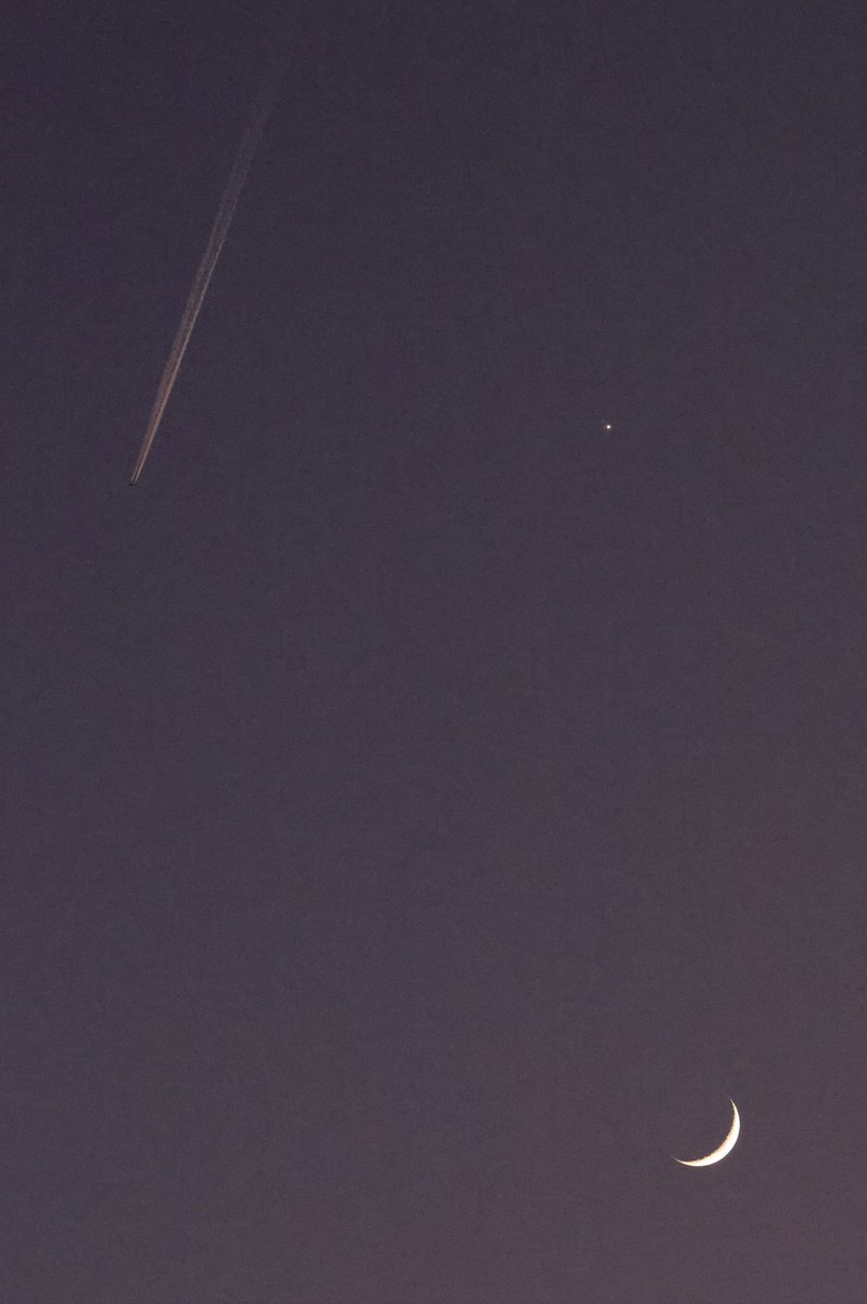 HenkWittingen's tweet photo. De maan, Venus en #AF1265 van Billund naar Parijs CdG (ongeveer boven Tiel) om 17:55u vanuit Ede. https://t.co/mHmvwNjqa1