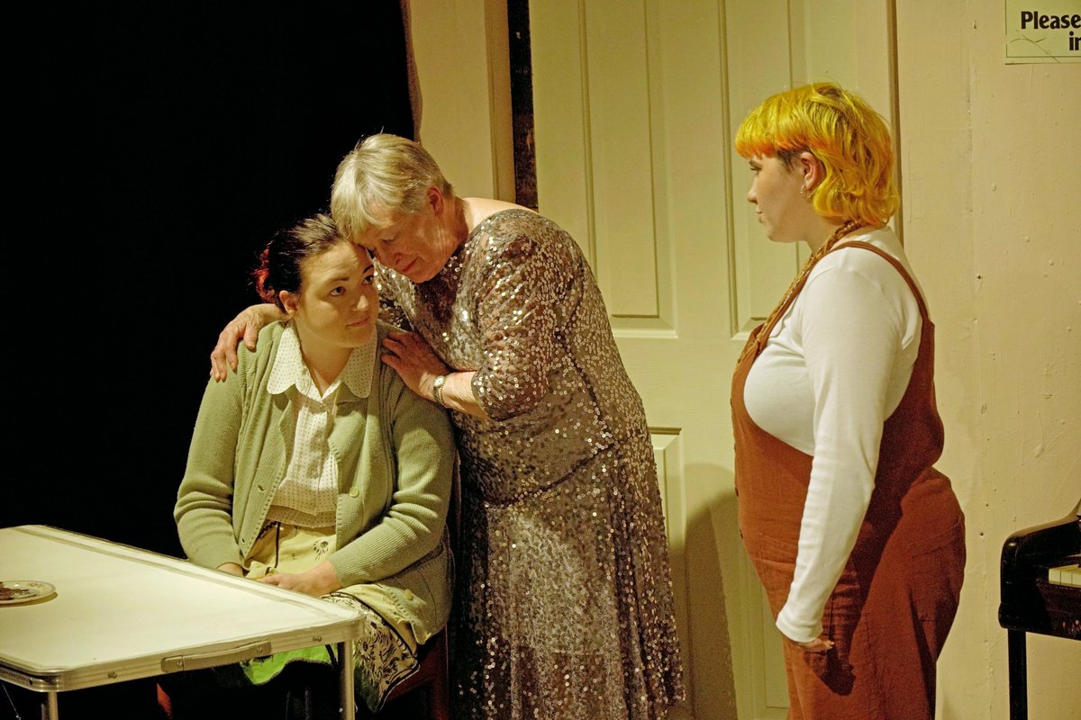 BehindTheArras's tweet photo. Tea and sympathy, laughs and pathos, dark pasts. frightened presents and uncertain futures in a superb #BazaarAndRummage @HGLTBham a wonderful classy comedy full of wit, snappy dialogue and compassion for mental illness. https://t.co/r8zYZsk8je https://t.co/SYhJxGlSAp