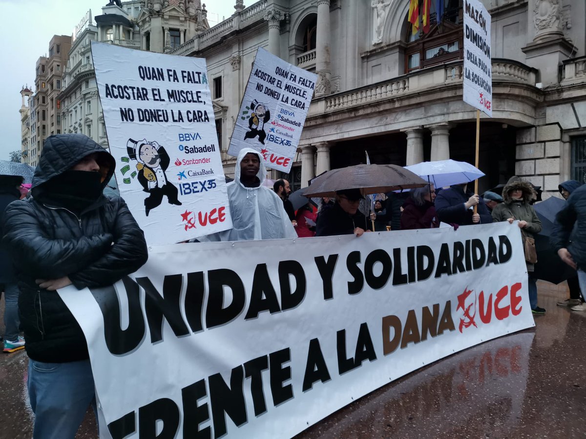 Estem amb fred i pluja a la manifestació #MazonDimissió recordant que no s'ha d'oblidar la Dana.

Unitat i solidaritat, només el poble salva el poble.

#NoOblidemDanaValència