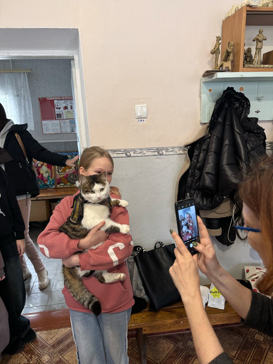 aliashukua's tweet image. Більше місяця тому вчителька учнів Ізмаїльської художньої школи написала мені в дірект що діти намалювали мене з Шайбіком, та запросила при можливості відвідати діток, на днях ми з Шайбіком з радістю відвідали школу та поспілкувалися з дітками що там навчаються, діти передали нам…