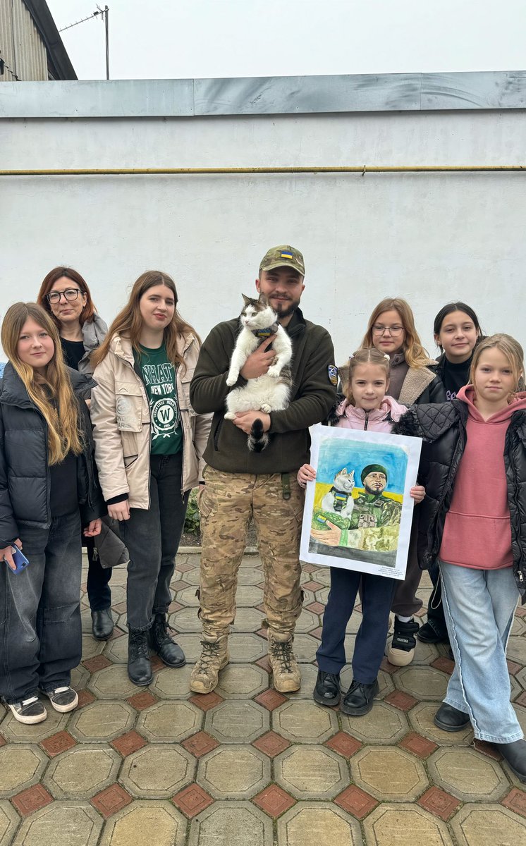 aliashukua's tweet image. Більше місяця тому вчителька учнів Ізмаїльської художньої школи написала мені в дірект що діти намалювали мене з Шайбіком, та запросила при можливості відвідати діток, на днях ми з Шайбіком з радістю відвідали школу та поспілкувалися з дітками що там навчаються, діти передали нам…