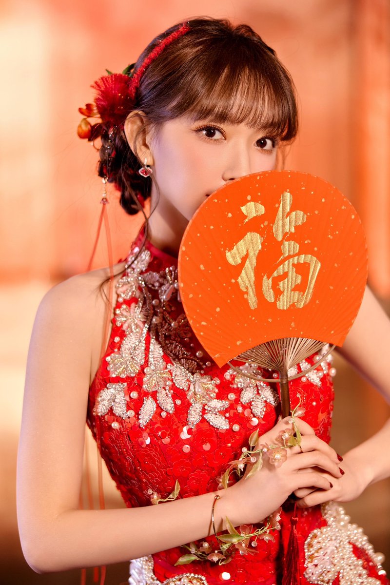 Chepngxiao's tweet photo. ⋆˚࿔ The door is full of joy and the news of spring is coming. The blessing fan gently shakes to welcome the New Year, and good luck rolls in in the Year of the Snake. Meet at the Spring Festival Gala on New Year’s Eve to celebrate the Spring Festival together ♡ㅤ♡ㅤ♡ https://t.co/0GCKGSi0Rv