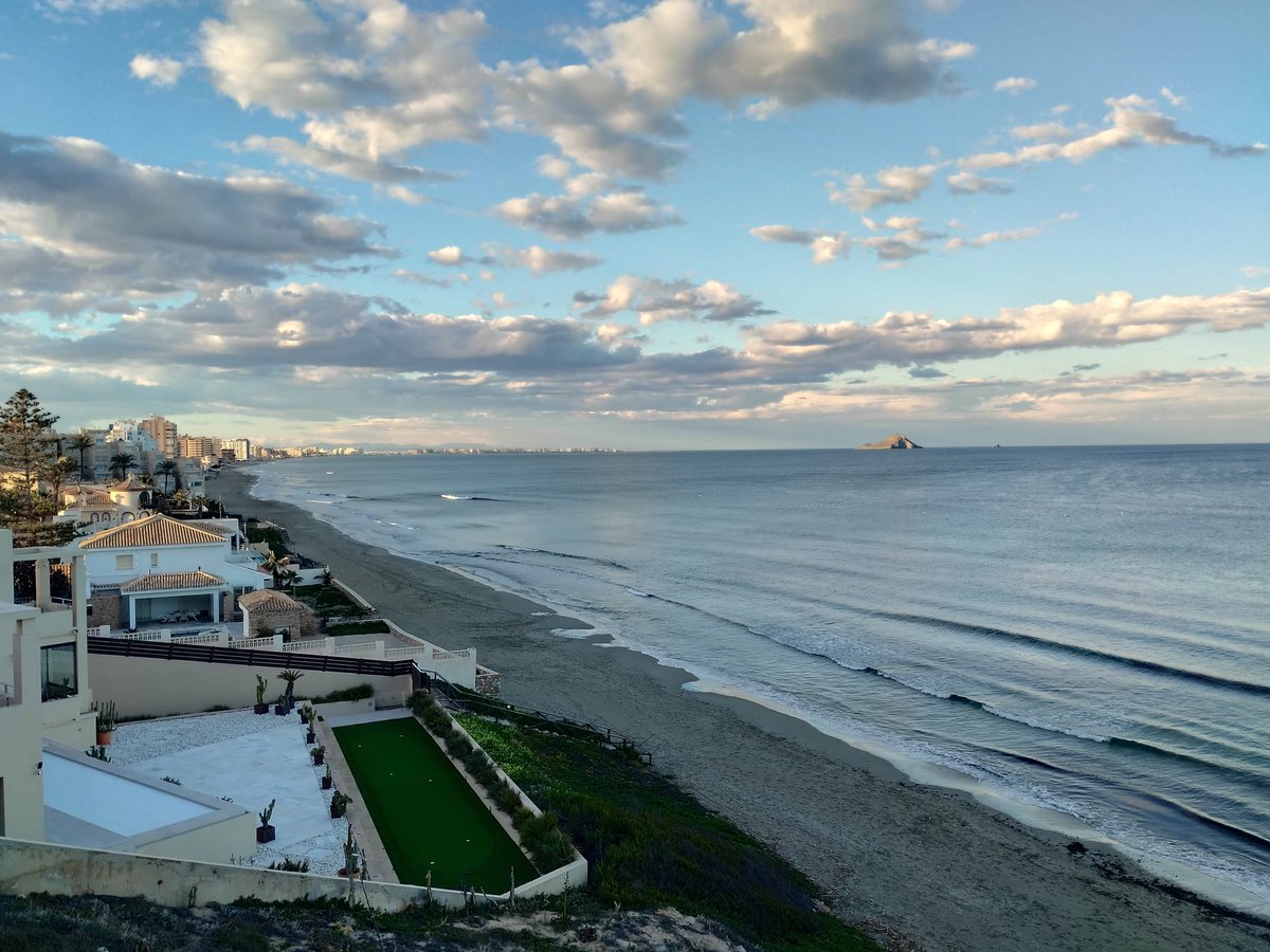 salva_psoemanga's tweet photo. 📢 Poder estar hoy sábado 1 de febrero en #LaManga a 18° es un lujazo. Ver todos los hoteles vacíos y el 90% de comercios cerrados por falta de turistas, sencillamente un despropósito. Sin duda , otra Manga es posible pero no con las actuales políticas y políticos que gobiernan ayuntamientos y CARM.  #EntreDosMares 🌅