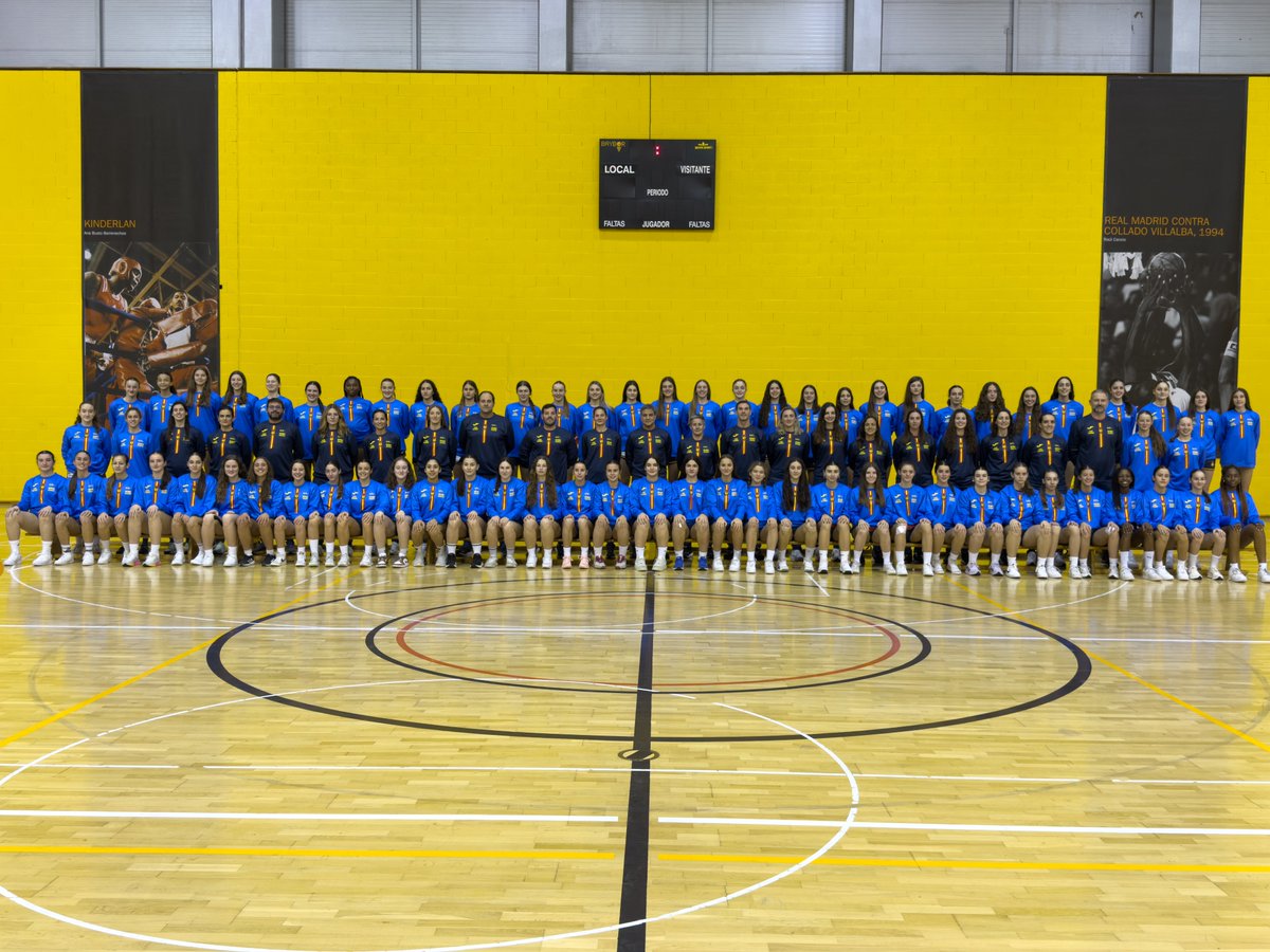 RFEBalonmano's tweet photo. 🇪🇸 ¡Foto de familia en el @CARSierraNevada! 

🫡 Las generaciones femeninas 2008/2009 y 2010/2011 siguen trabajando a las órdenes de Ambros Martín

#⃣ #Balonmano #FollowTheFuture https://t.co/yWTMtgpl2d