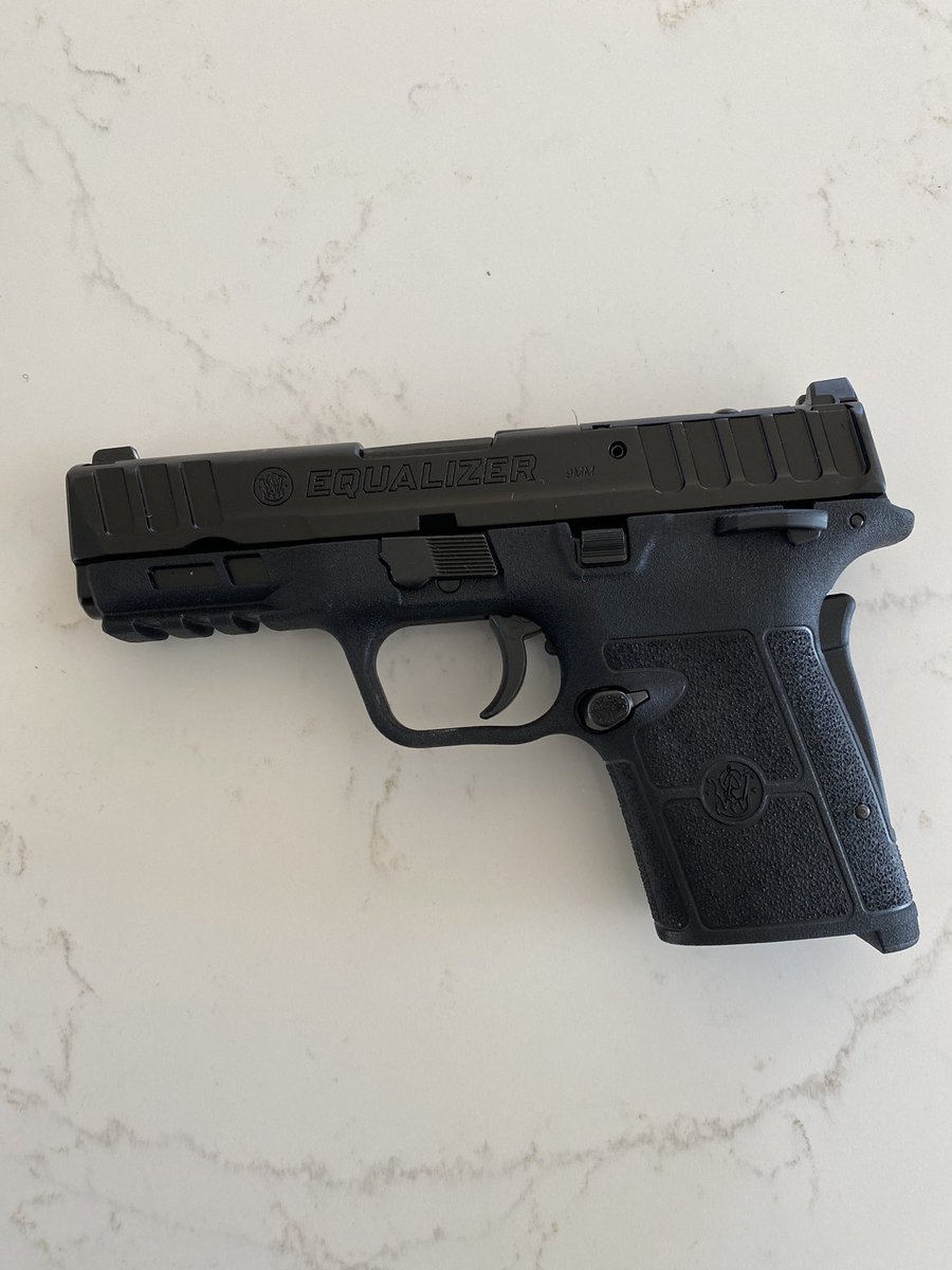 ashonzay_7's tweet image. New Toy!! #Equalizer #Smith&amp;amp;Wesson