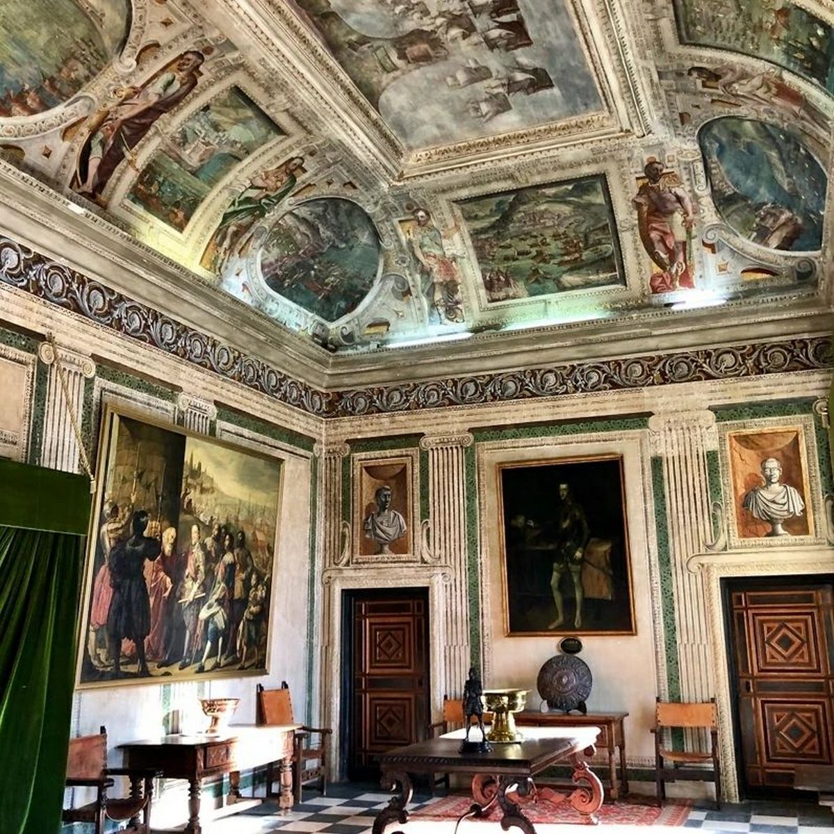 A 300 km del mar, en un pequeño pueblo manchego llamado Viso del Marqués se encuentra el Palacio de los Marqueses de Santa Cruz, hoy sede del Archivo General de la Marina y joya única del renacimiento español. 
Si me acompañáis os enseño la historia de este excepcional lugar 🧵👇