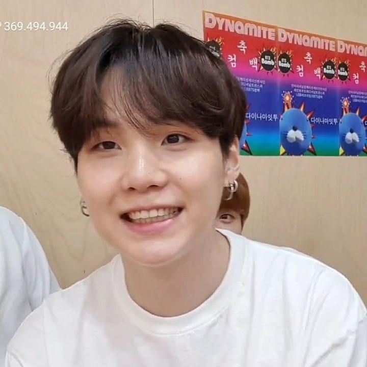 lesseryoongi's tweet photo. let's see your teefies smile 😬 https://t.co/UMNVLeCRWI
