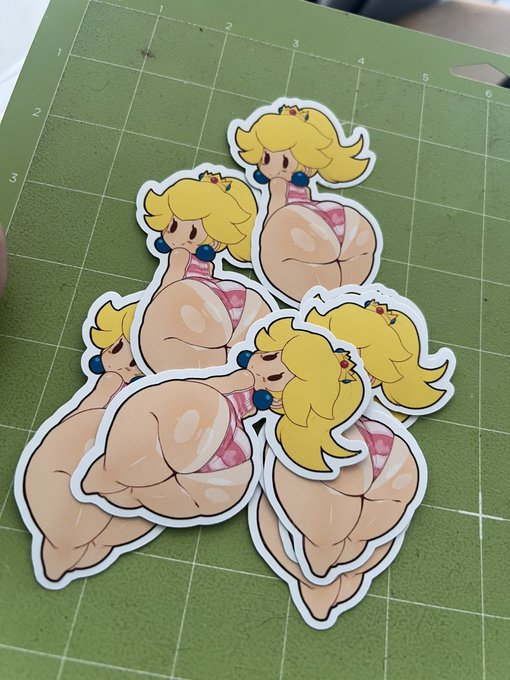 Watch Lewnoli 🔞 (COMMS OPEN 🙏)'s leaked NSFW photo on TwXstars