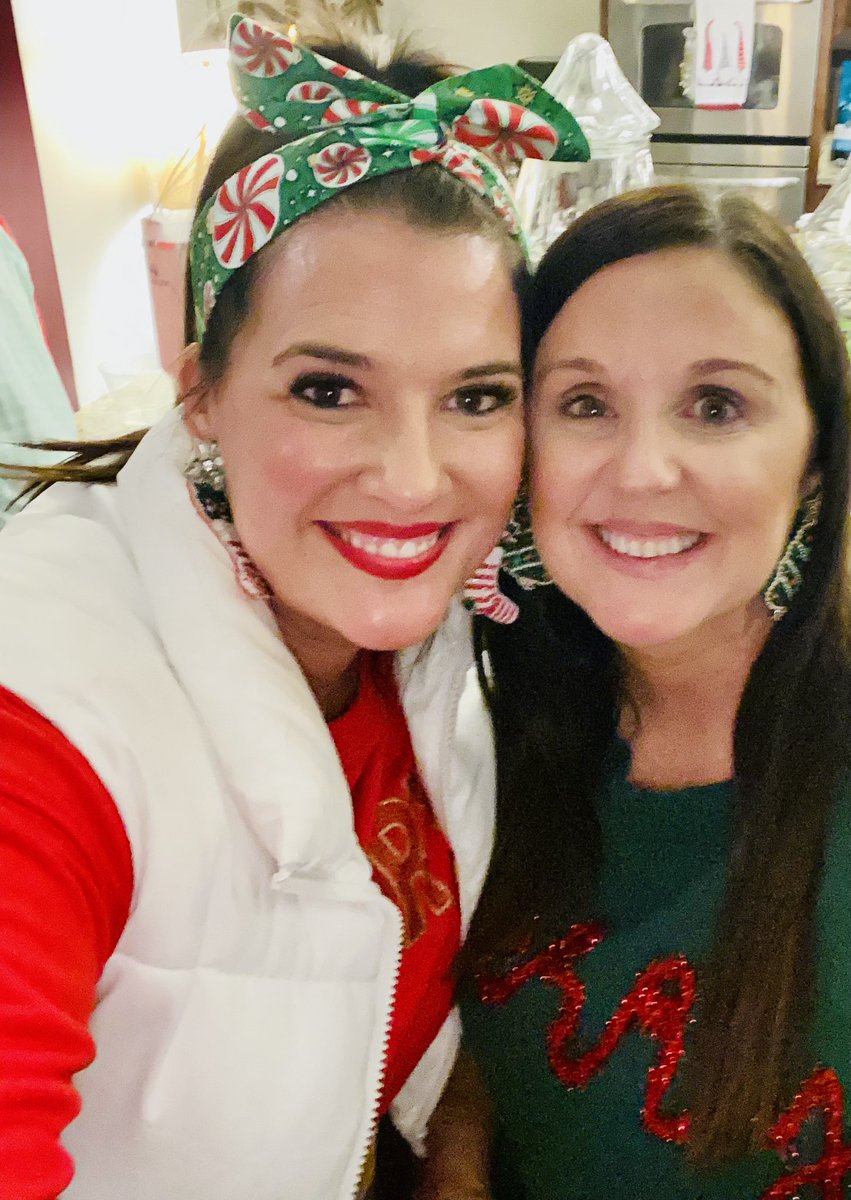SummerPeavy's tweet photo. So proud of Elizabeth Foster for being named Principal at Feagin Mill Middle School, starting in June! Keep shining bright! 🎉🎊🚌✏️ @HoustonCountySD @FeaginMill @BMSJaguars https://t.co/MeIXq1gC7E
