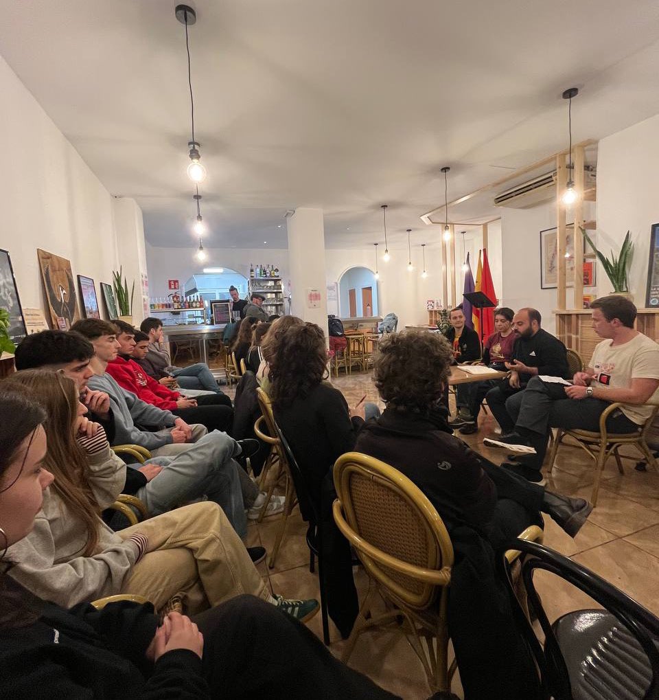 🔴 Poble que lluita, llengua que viu!

Avui, juntament amb les companyes de les ADM, Endavant, Pla en Marxa i el SEPC UIB hem organitzat un acte a l' <a href="/AteneuLaFonera/">Ateneu Popular La Fonera</a> 

“O ens organitzam i reivindicam la llengua als nostres pobles, o deixarem que la converteixin en un record.”