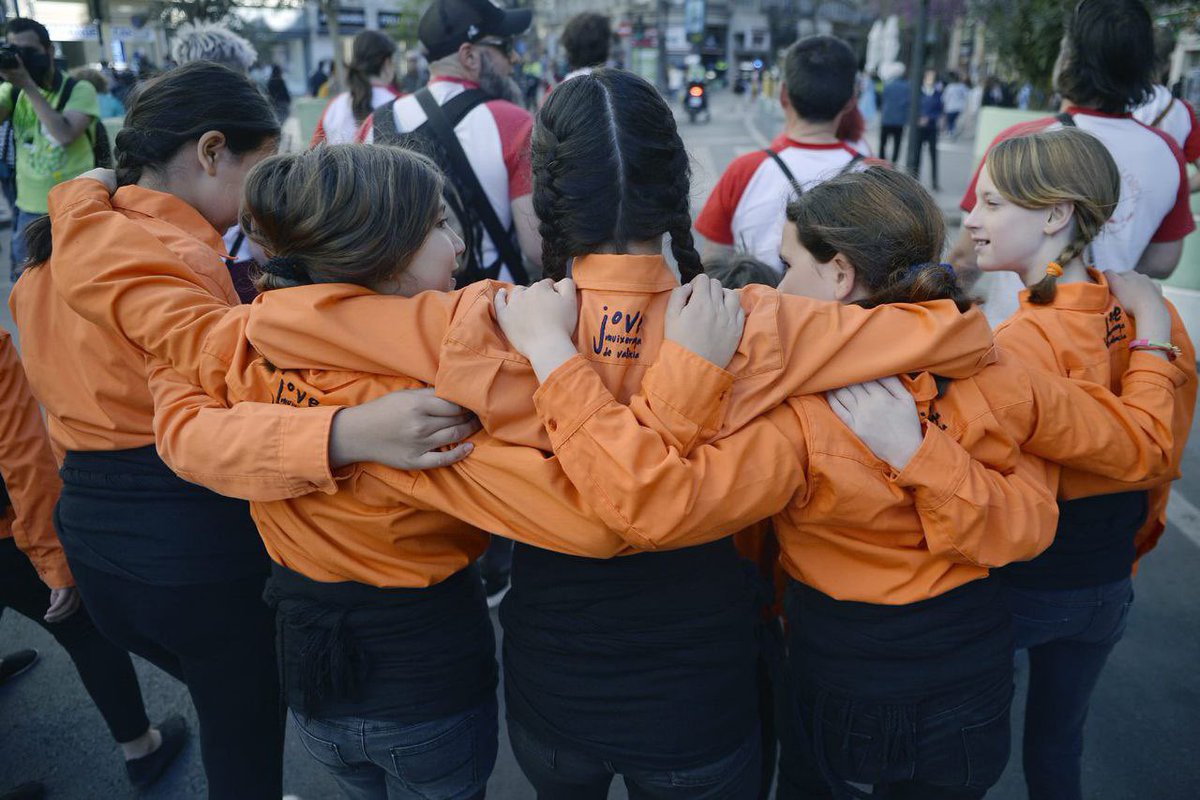 La Jove volem ser i treballar en xarxa amb les famílies, el barri i totes aquelles que aspiren a un lloc on ser iguals i cuidar-nos les unes a les altres.