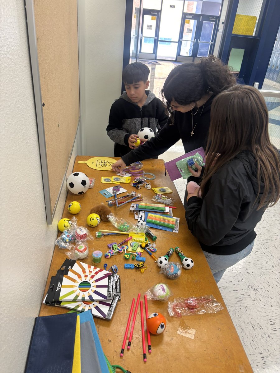 Guillen_Middle's tweet photo. Fun raffles during Saturday learning camp! #NoStraightLineToSuccess #MakingGains https://t.co/jqf7P8nWu9