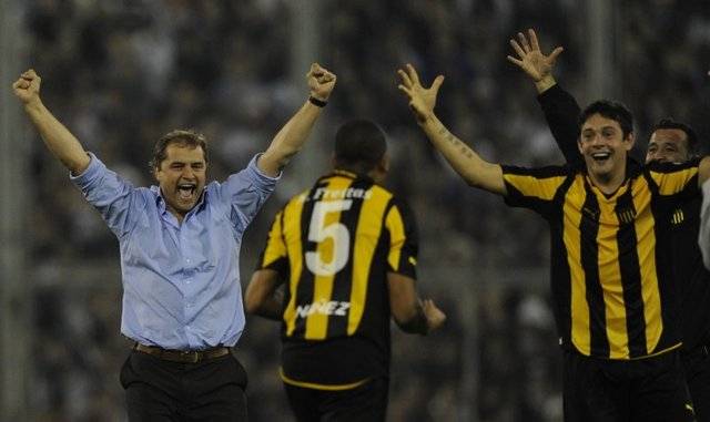 Guillermo De Amores NO está entre los convocados de Peñarol.