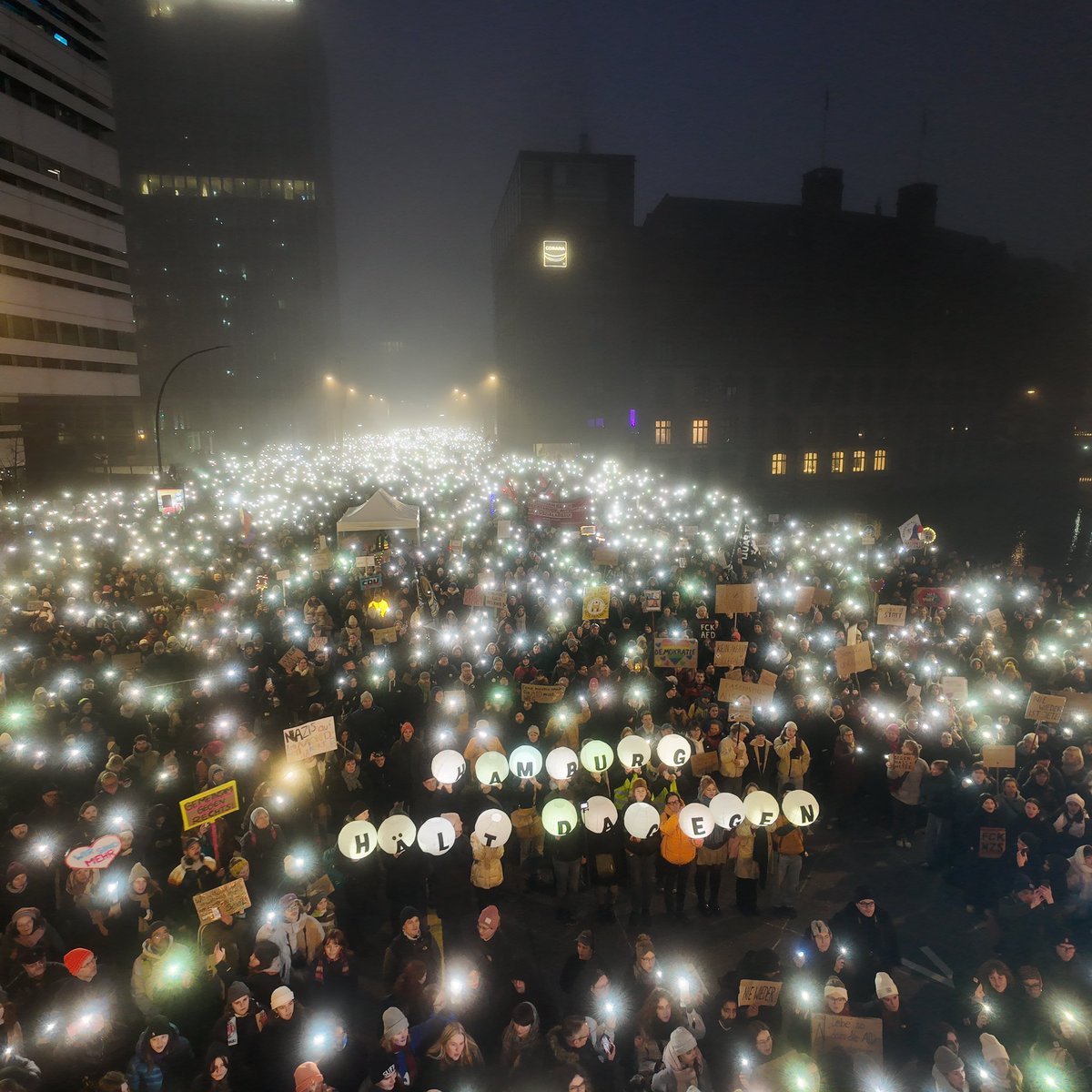 Wow, was für ein Lichtermeer! 💫

In #Hamburg haben heute 80.000 Menschen gegen den Tabubruch von Union und FDP protestiert. Denn: Wer mit Faschisten paktiert, hat nichts kapiert! #Merz