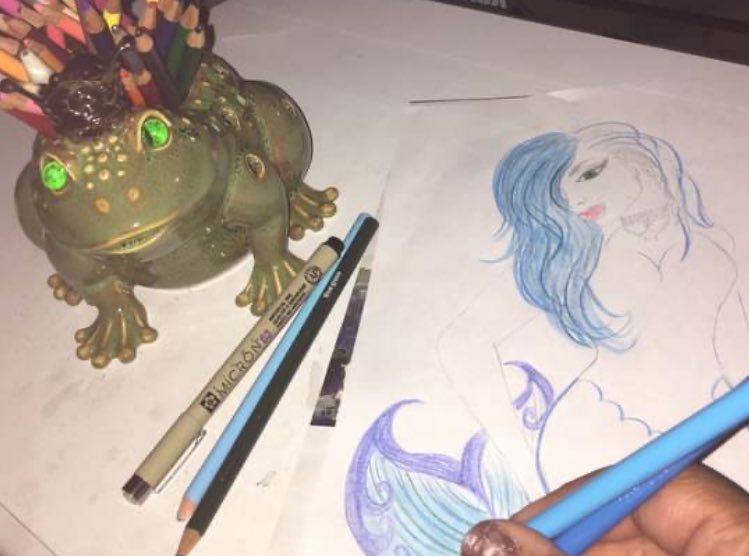 BlackFinnGypsy's tweet photo. #SaturdaySketching Some of my #favourite characters to draw are #mermaids 🧜🏽‍♀️I’ve been #drawing since I could hold a pen self taught🖊️I use #sharpiepen #Crayola #pencilcrayons #Winsor&amp; Newton Promarker #watercolor pens on standard size #sketch paper🎨Cards, #Art for family&amp;friends https://t.co/2DBHeD1yj1