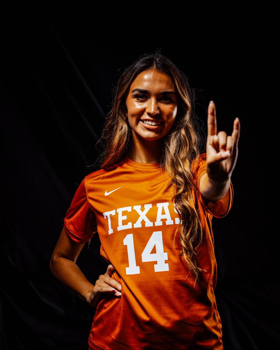 TexasSoccer's tweet photo. Happy Birthday, @Blolafoley 🤘

#HookEm | #RunWithTexas https://t.co/eWnsPUdkv4