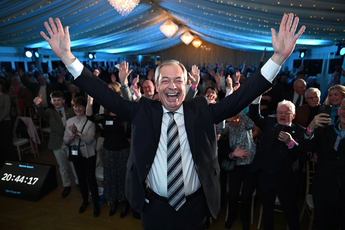 ReformDaily_'s tweet photo. 🎉 “These members in Kemi Badenoch’s seat don’t look very fake to me. We have hundreds of them!” – Nigel Farage
Reform UK’s support is growing stronger, and we’re here to stay.
#ReformUK #GrowingSupport #TrueMovement https://t.co/udbNF0xTGY