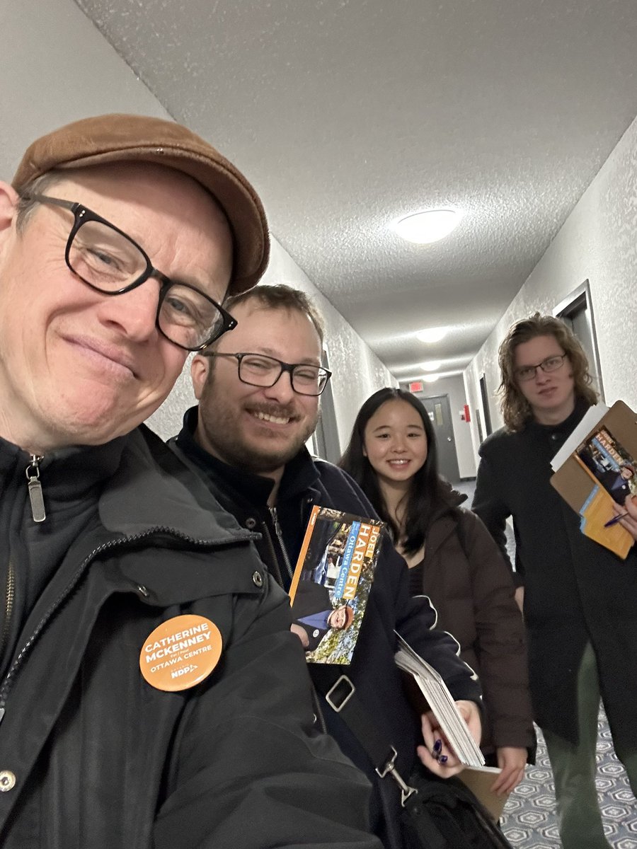 ottawacentreNDP's tweet image. Team @JoelDHardenNDP on the doors again!
Special thanks to the dogs of Ottawa Centre for making us happy! Thank you to Finn’s human for letting us give this gorgeous guy a treat.