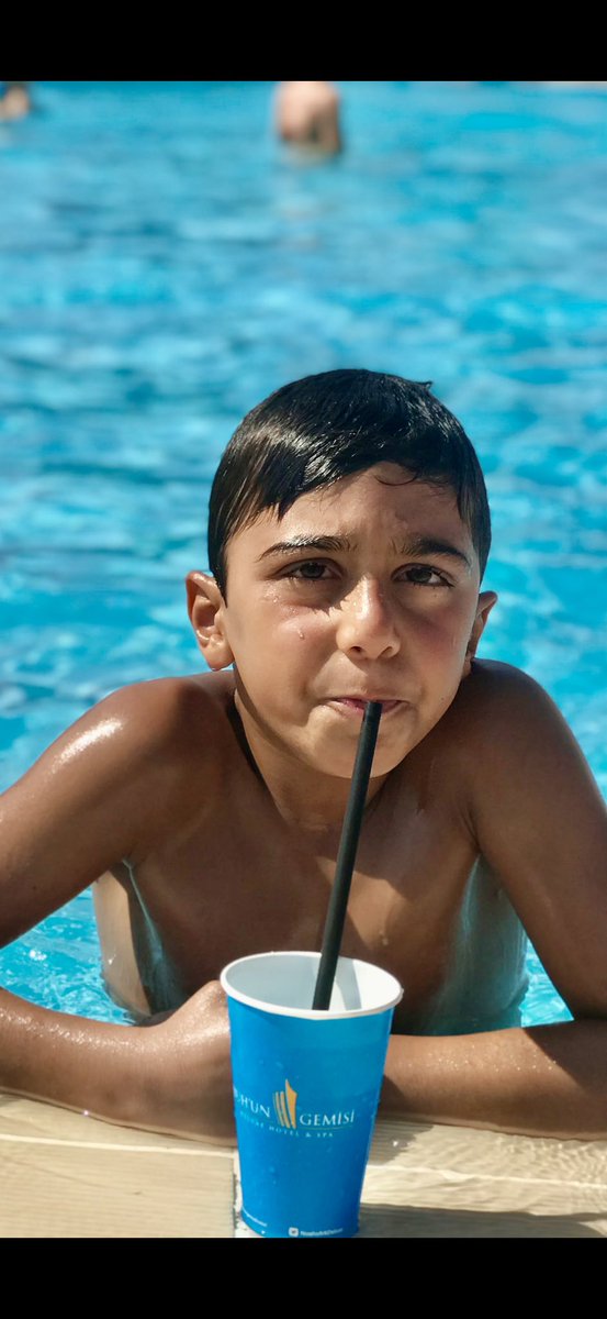 Biz de isterdik karne hediyesi almak, tatil planları yapmak, onların heyecanına ortak olmak… Ama şimdi elimizde oyuncakları, gözümüzde yaşlarıyla mevlit programı organize ediyoruz. Çocuklarımızın kahkahaları yerine dualar yükselecek. İçimizde dinmeyen bir yangın, yüreğimizde