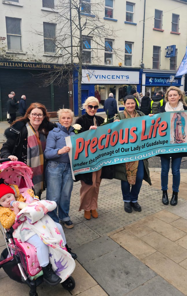 PreciousLifeCom's tweet image. Today, some of the Precious Life team travelled to Derry to join the Grey Friars of the Renewal at the Eucharistic Procession through the streets of Derry. 🔥🙏🏻❤️‍🔥

#Godisincontrol #Prayerchangeseverything