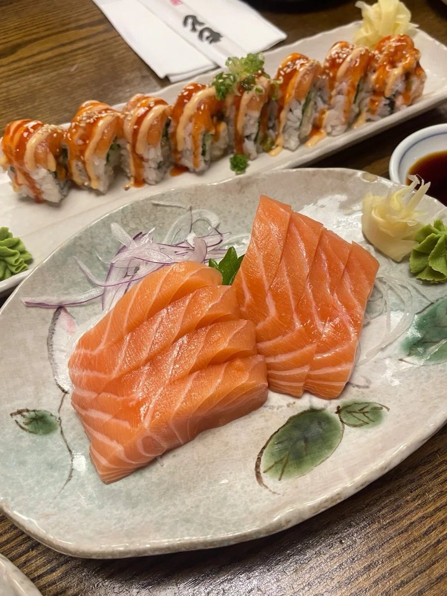SelenaBetty9's tweet photo. Doesn’t sushi become the perfect bridge between me and the world as the night deepens? 🍣🌙 https://t.co/a94czWa3Zl