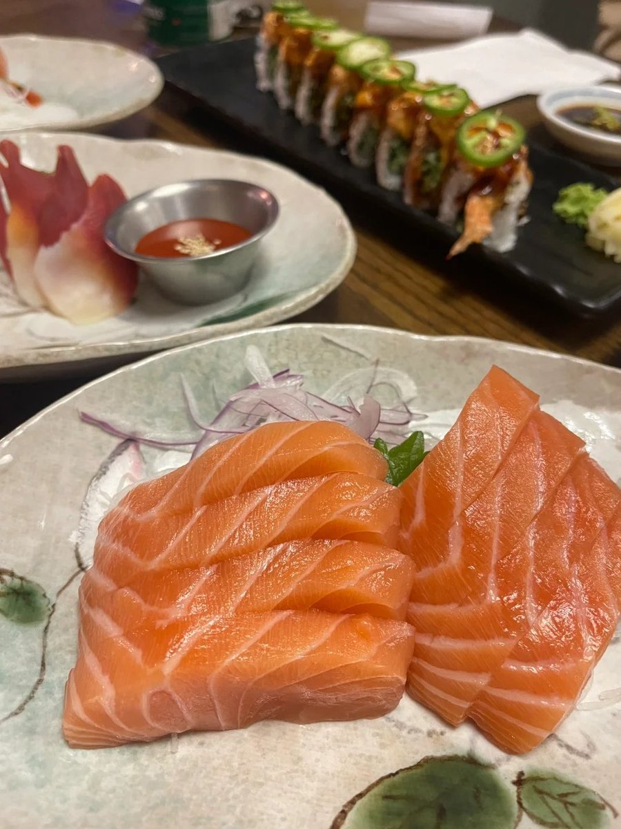 SelenaBetty9's tweet photo. Doesn’t sushi become the perfect bridge between me and the world as the night deepens? 🍣🌙 https://t.co/a94czWa3Zl