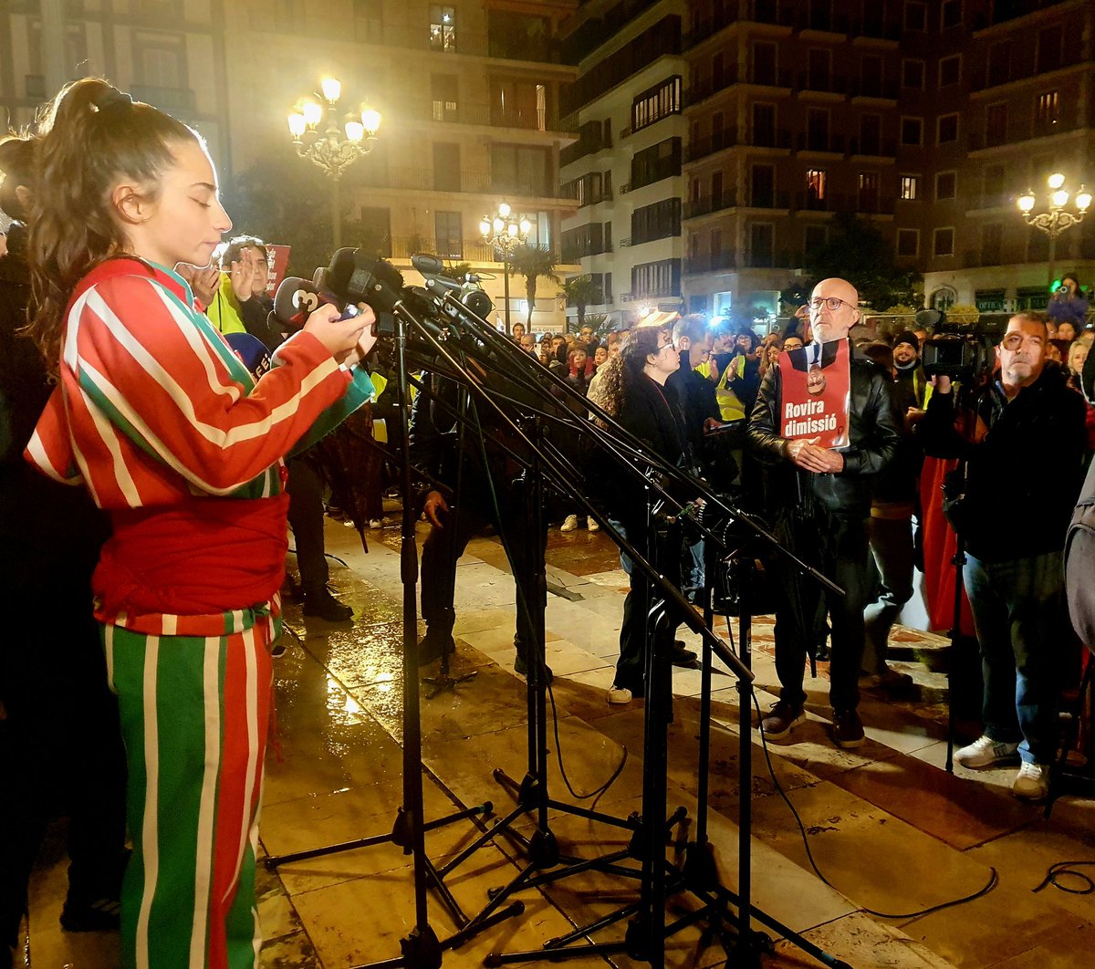 SoL_ALe87's tweet photo. Ya en la Plaza de la Vírgen llena. Exigimos TRES MESES después de la barrancada, responsabilidades, que los criminales que con su negligencia e incompetencia dejaron morir a 227 personas, paguen.

¡JUSTICIA!. 

#MazonDimissió 
#CriminalitatValenciana
#RoviraDimissió
#DanaValència https://t.co/1SKfvlgqYy