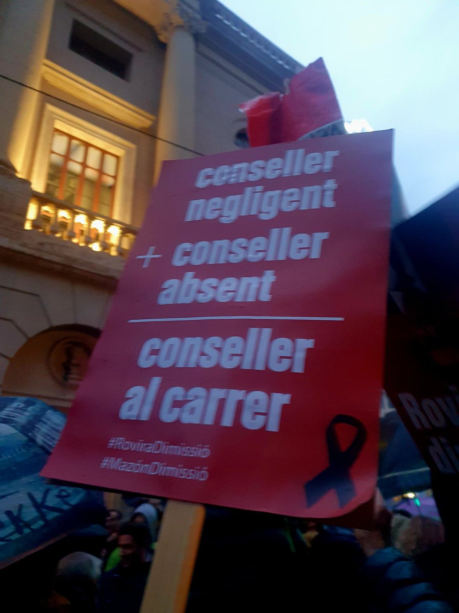 Ya en la Plaza de la Vírgen llena. Exigimos TRES MESES después de la barrancada, responsabilidades, que los criminales que con su negligencia e incompetencia dejaron morir a 227 personas, paguen.

¡JUSTICIA!. 

#MazonDimissió 
#CriminalitatValenciana
#RoviraDimissió
#DanaValència