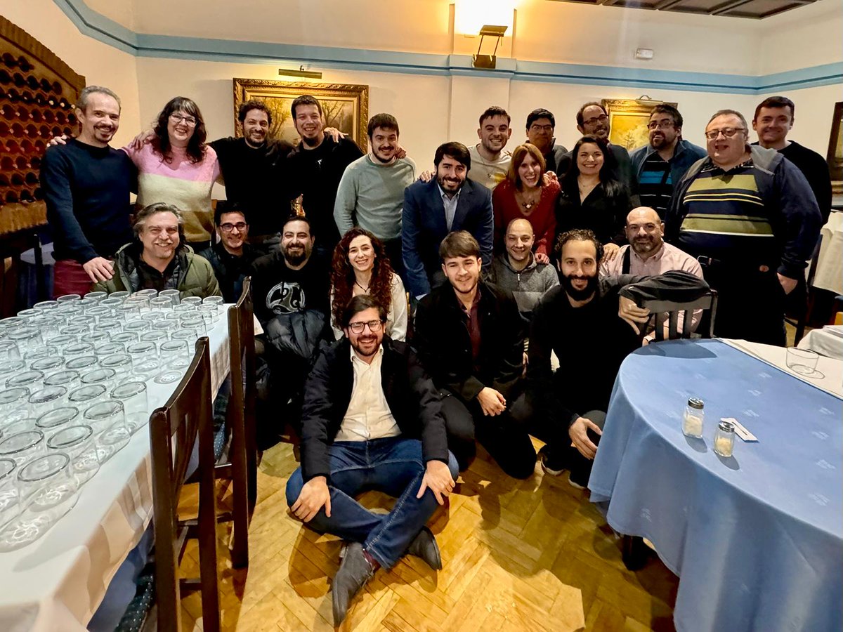 Ayer compartí mesa con un montón de amigos que hice en #autentia
Auténticos cracks pero mejores personas, de esas con las que da gusto siempre compartir tiempo y risas. Poca gente te vas a encontrar por el camino con mejor disposición y resolución. Seguiremos juntándonos.