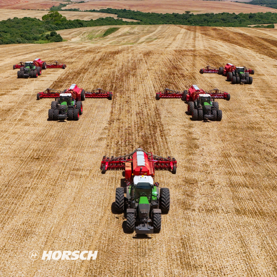 HORSCHMaschinen's tweet photo. #HORSCH Maestro Power in Brazil

Sementes Aurora has 5 maestros working at the same time: 
➡️ 4 x Maestro DUO 30.45
➡️ 1 x Maestro CF 18.45

What makes these machines special?
These are models with real Brazilian DNA, specifically developed for the no-till conditions in Brazil. https://t.co/DFe84UFvLB