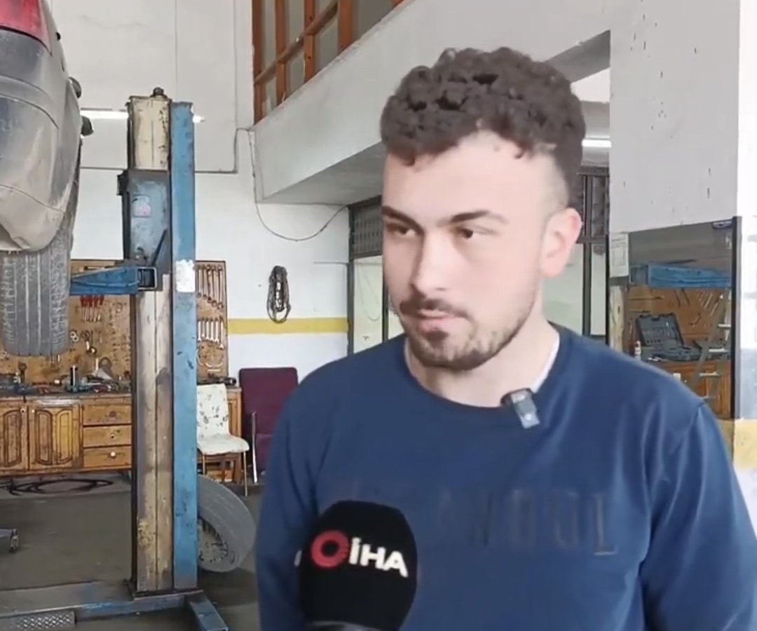 Sakarya'da oto saniyede çalışmaya başlayan genç: "11. sınıfta sanayiye geçtim. 

Derslerim iyiydi ama geleceğimden şüphelendim. Öğretmen olmak istiyordum, atanamamaktan korktum."