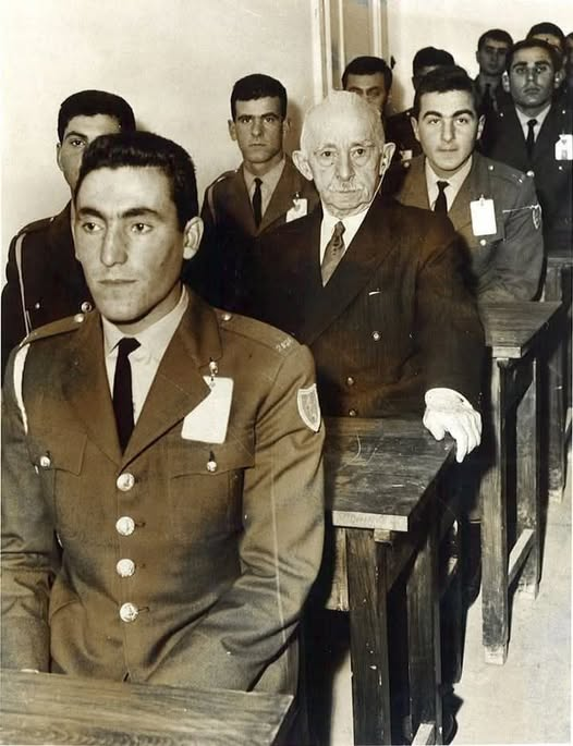 Devrim_ci_1919's tweet photo. Günlerden 22 Şubat 1962..
Harp Okulu Komutanı Albay Talat Aydemir darbe girişimde bulunuyor. Kendisine Ankara’da destek veren bütün garnizon komutanlarıyla okulda toplanıyorlar.
Verilen emirler nedeniyle öğrenciler de silahlanıp okul dışında harekâta katılıyorlar.
Apaçık bir ++ https://t.co/24TV9ztotv