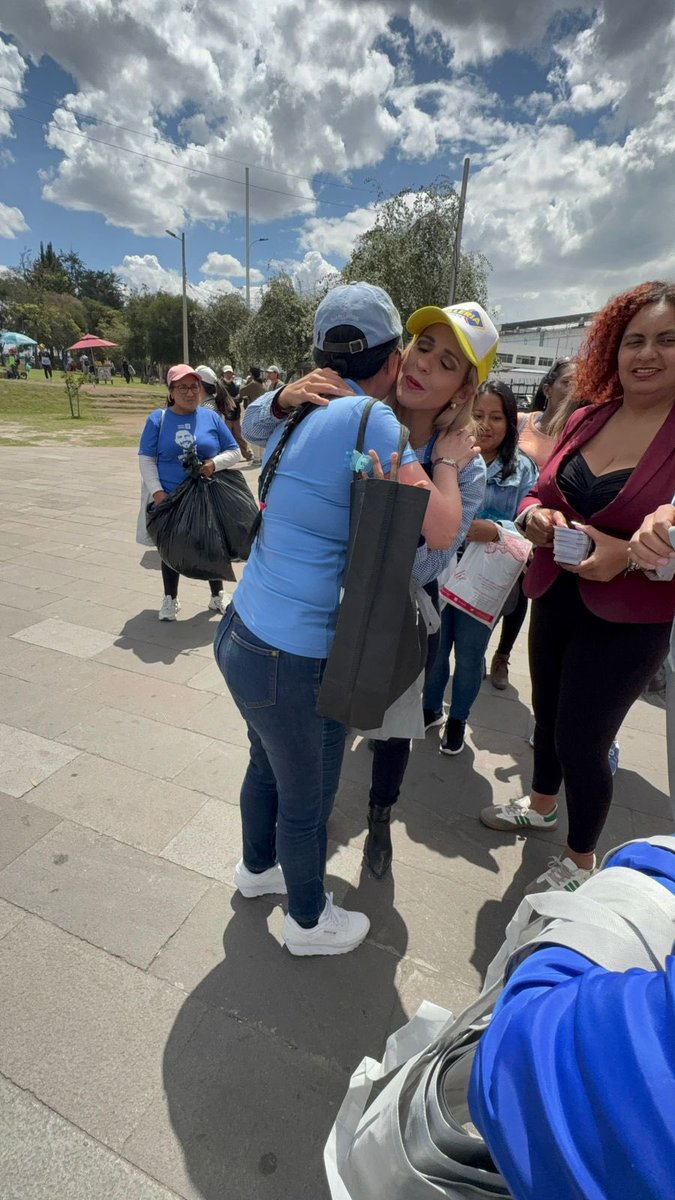 KarlaRoseroV's tweet photo. Los ciudadanos nos dan su apoyo, saben que quieren un mejor #Ecuador, un país de oportunidades que elimine la desigualdad. Somos el binomio del cambio verdadero. #KarlaRoseroNoImprovisa #tilleriapresidente2025 #karlaroserovicepresidente #karlavice #reseteodelsistema #lagrandevoluciónestáporllegar