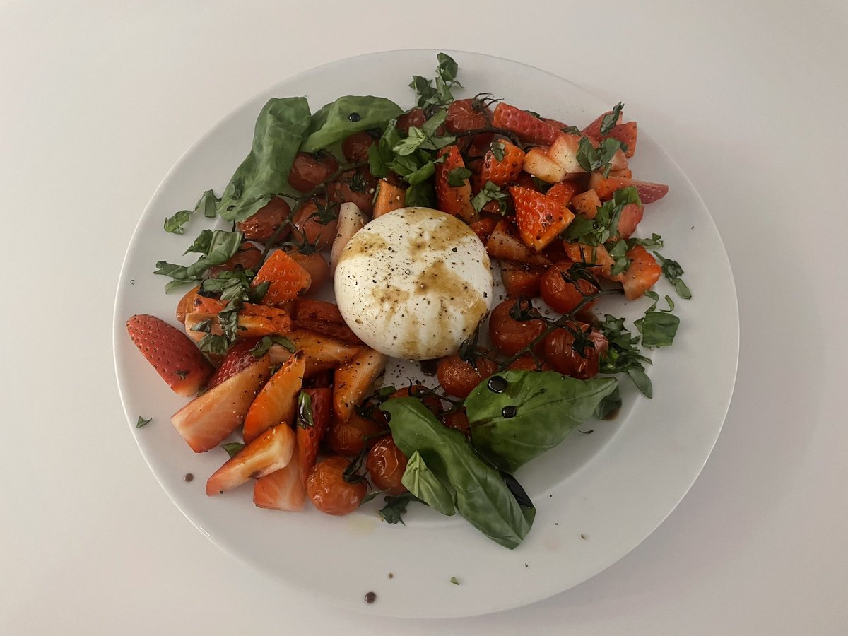 Shes_ElectricUK's tweet photo. 💥Dinner Is Served!! Burrata 🧀 Strawberry 🍓 Tomato 🍅 Basil 🌿 Pomegranate Balsamic & Prawn 🍤 Cocktail!! WOW……Taste Buds Exploded!!🧡💥
#DinnerWinner https://t.co/Z0fzdIuQEJ