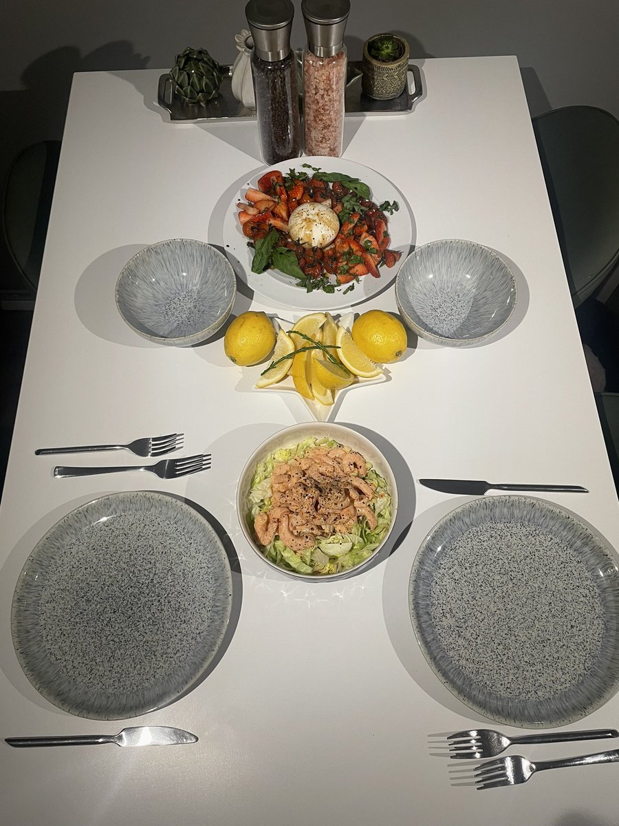 Shes_ElectricUK's tweet photo. 💥Dinner Is Served!! Burrata 🧀 Strawberry 🍓 Tomato 🍅 Basil 🌿 Pomegranate Balsamic & Prawn 🍤 Cocktail!! WOW……Taste Buds Exploded!!🧡💥
#DinnerWinner https://t.co/Z0fzdIuQEJ