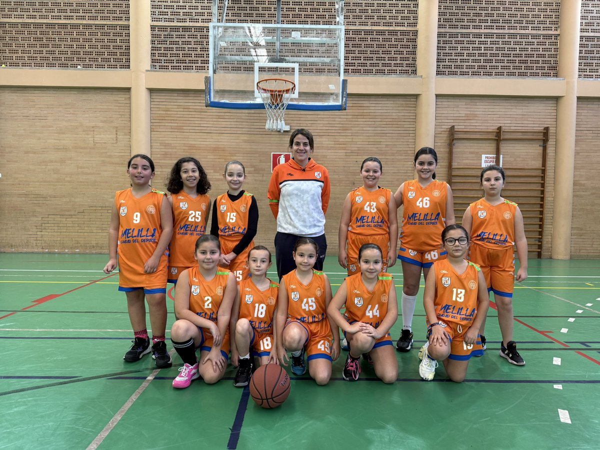 Laura8pj's tweet photo. El equipo pequebasket femenino del @CAMESoler se suma a la iniciativa de la @ContraCancerEs @contracancermel #Brazaletesdeesperanza 
#TodosContraElCáncer https://t.co/hGtMKTK719