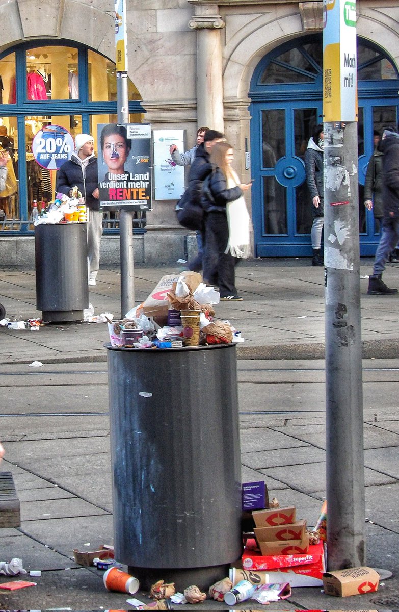 FarryLiss's tweet photo. Erfurt. 
Vermüllt und schmutzig.
CDU- Oberbürgermeister überfordert. https://t.co/ZSpjL5EyXt