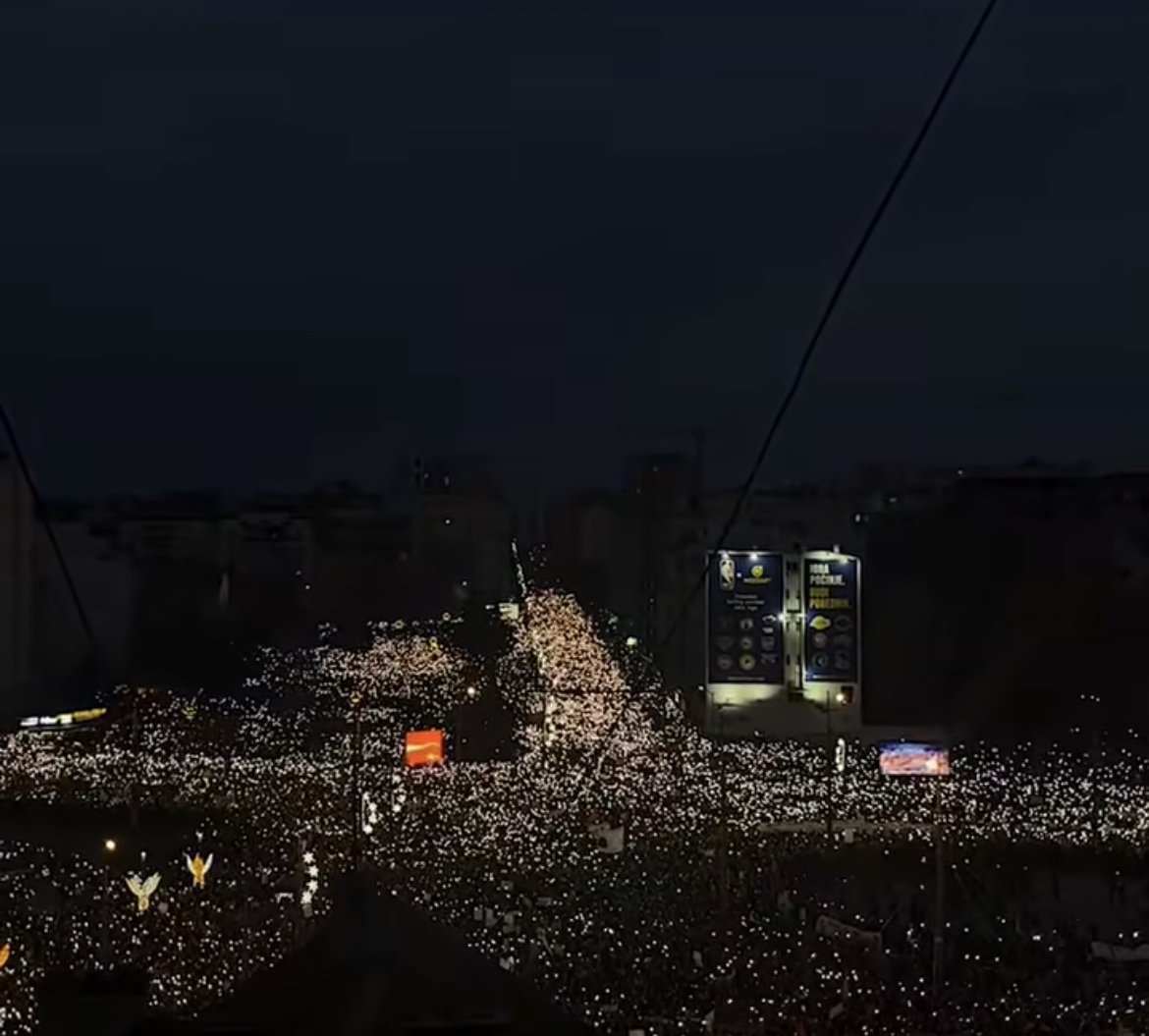 U zgradama nema svetla jer svetla budućnost je na ulici.