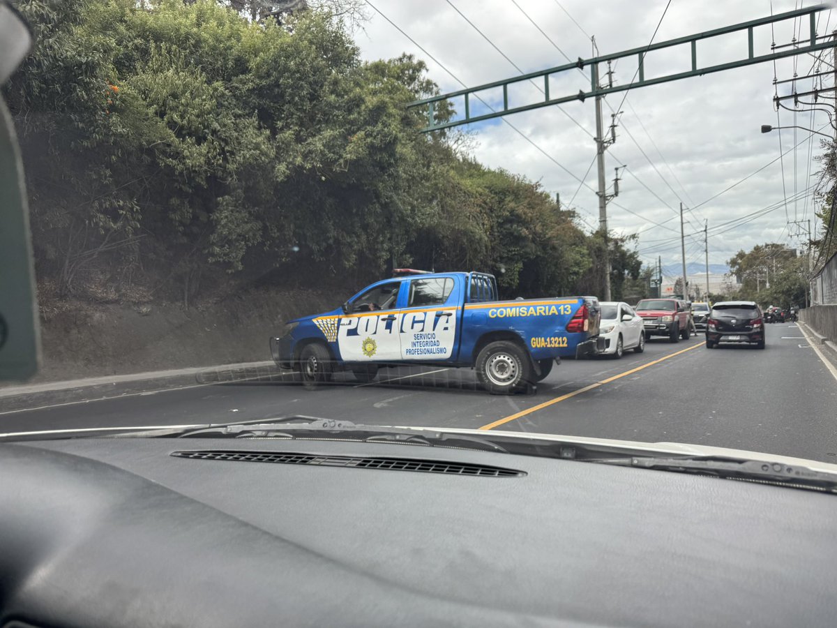 Bonitos los de la PNC girando en U en la 20 calle 😬

<a href="/MuniSCP/">SantaCatarinaPinula</a>