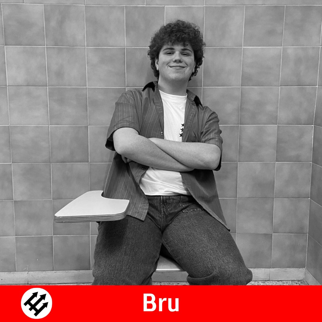 SPTeatre's tweet photo. El Bru és un triomfador. Un noi segur de si mateix, però una mica ingenu. Li encanta el surf, tones d’aigua que podrien aixafar-te en un segon però ets tu qui ho controla. Una sensació de poder. Hi ha esports de risc, però també actituds que poden ser encara més perilloses... https://t.co/c1WtdEXGwc
