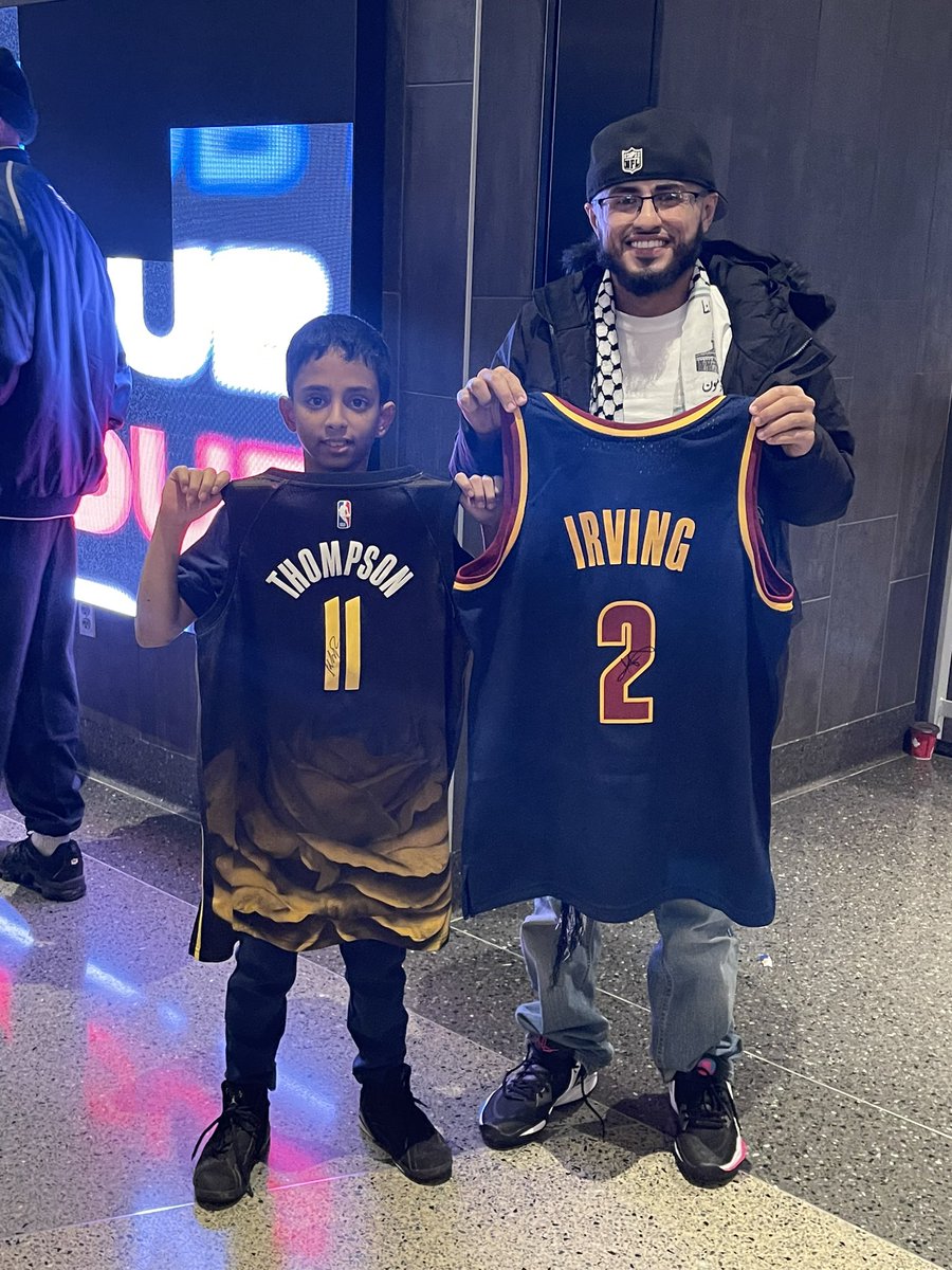 Baze136's tweet photo. Thanks to the legends @KlayThompson @KyrieIrving Great experience for my nephew. https://t.co/kzBk7vWxWn