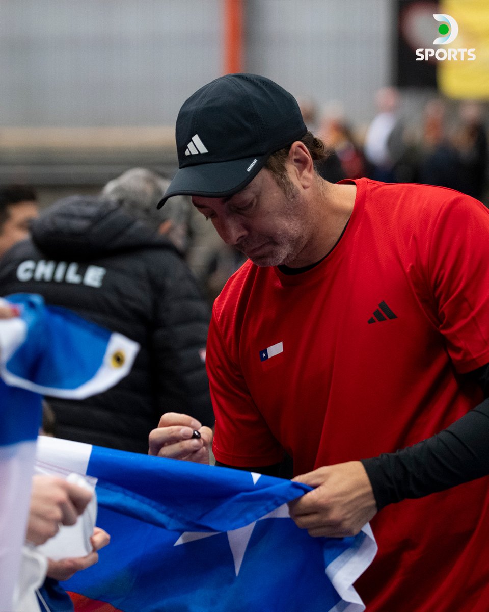 DSportsCL's tweet photo. En la #CopaDavisEnDSPORTS también hay tiempo para los fans.🤩 🇨🇱

✍️ Nicolás Massú firmó banderas de Chile a los hinchas que asistieron a los singles contra Bélgica por los Qualifiers.

📷 Team Chile https://t.co/BnEwLoDfVb
