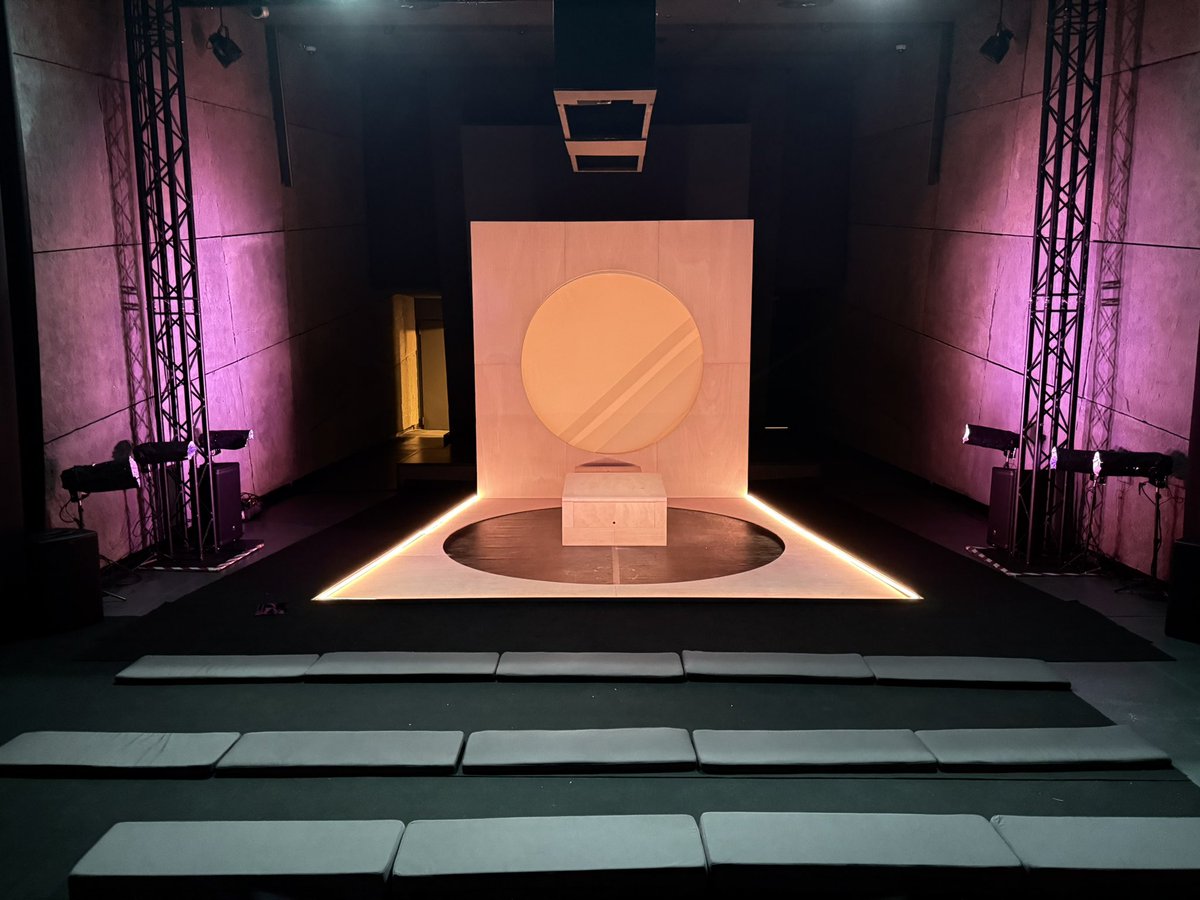 PanicMap's tweet photo. Estamos ya en @AzkunaZentroa 
con nuestra querida Closka.
El espacio es una delicia para el cuerpo y el espíritu.
Afortunados.

Mañana domingo, nos vemos en la Sala Bastida a las 12h. https://t.co/C840DNWzY4