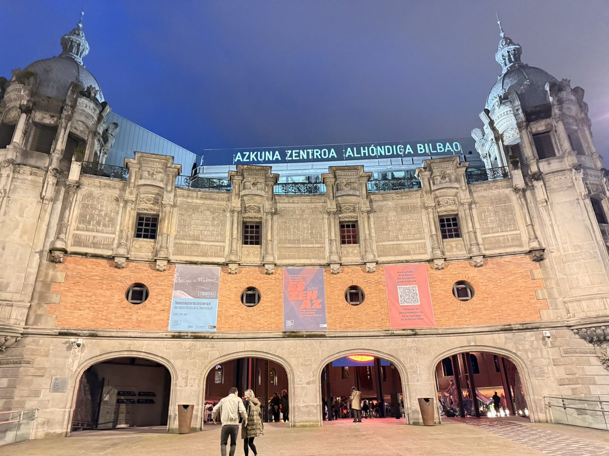 PanicMap's tweet photo. Estamos ya en @AzkunaZentroa 
con nuestra querida Closka.
El espacio es una delicia para el cuerpo y el espíritu.
Afortunados.

Mañana domingo, nos vemos en la Sala Bastida a las 12h. https://t.co/C840DNWzY4
