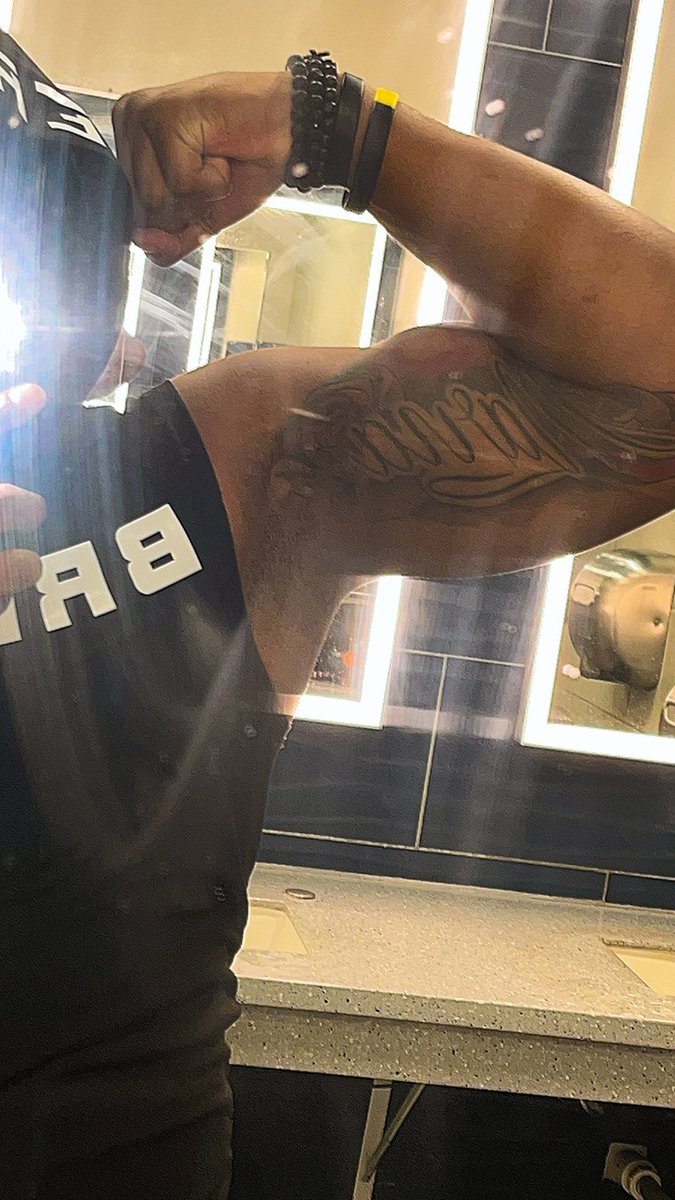 GunnTyler28's tweet photo. Time to show out who I am as a person and a gymrat!
285lbs max Bench
335lbs max squats
There’s more to come!🫶🏾 https://t.co/BGCc00hYVu
