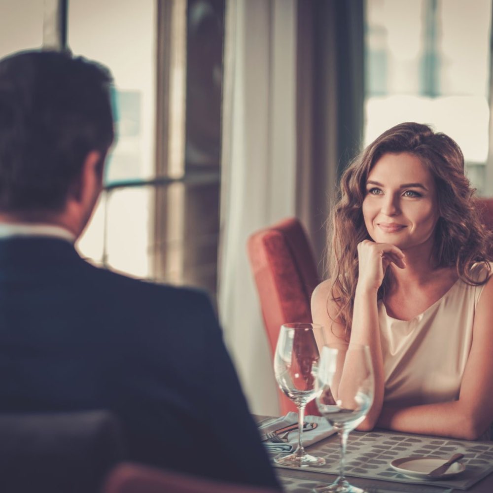 أجمل ما قيل في المرأة ❤️ أنها صديقة السهر، سيدة الحب، حاملة الوجع، وتاج للصبر.،،