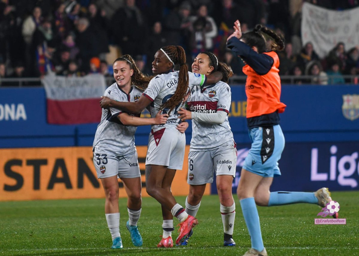 Erafutbolfem's tweet photo. 😆 La celebración de una victoria histórica de las jugadoras del @LUDfemenino 

🤯 Llevaban 8 partidos sin ganar en Liga... y se convierten en el primer equipo en la historia en ganar en el Johan Cruyff desde su inauguración en 2019

❗️ También son el único equipo en puntuar, con su empate 1-1 de la temporada pasada

📸 @marklibi / @Erafutbolfem