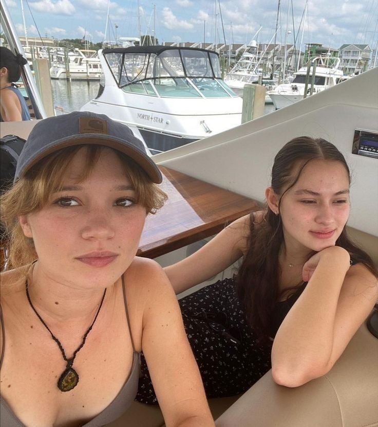 SEARCHING FOR
   MEJOR AMIGA DE DIONE!

—Fc obligado:Lola tung
—Cabaña a eleccion
—Trama a planear